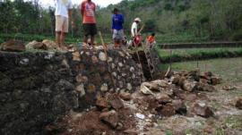 GOTONG ROYONG WARGA RT. 001 PADUKUHAN BADONGAN